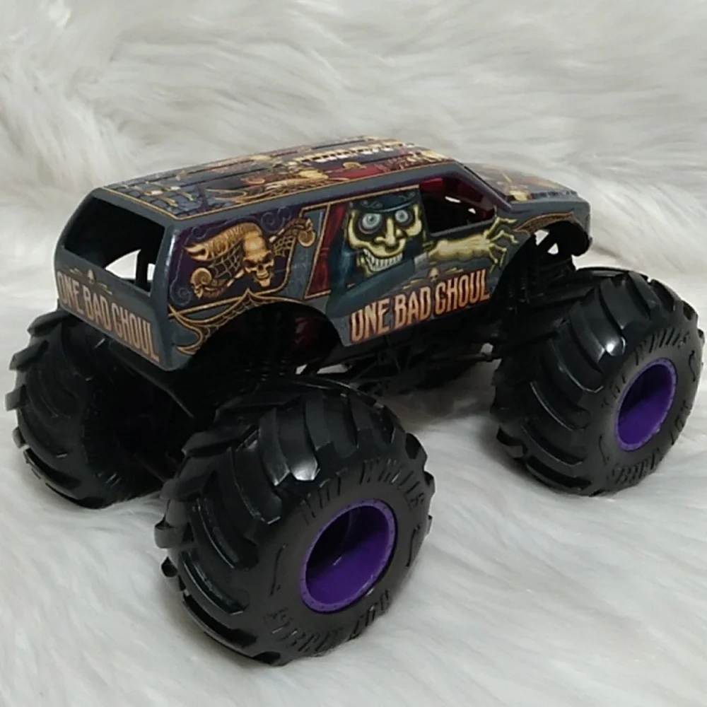 One Bad Ghoul 2018 Mattel Hot Wheels Monster Truck Metal Top Scale 1/24